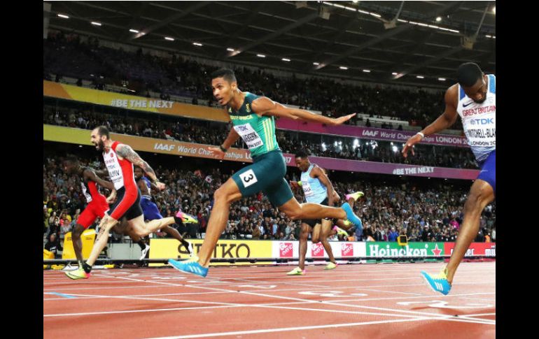 En un cerrado final, Ramil Guliyev (a la izquierda de barba) cruzó la meta en primer lugar en la Final de los 200 metros. EFE / F. Robichon