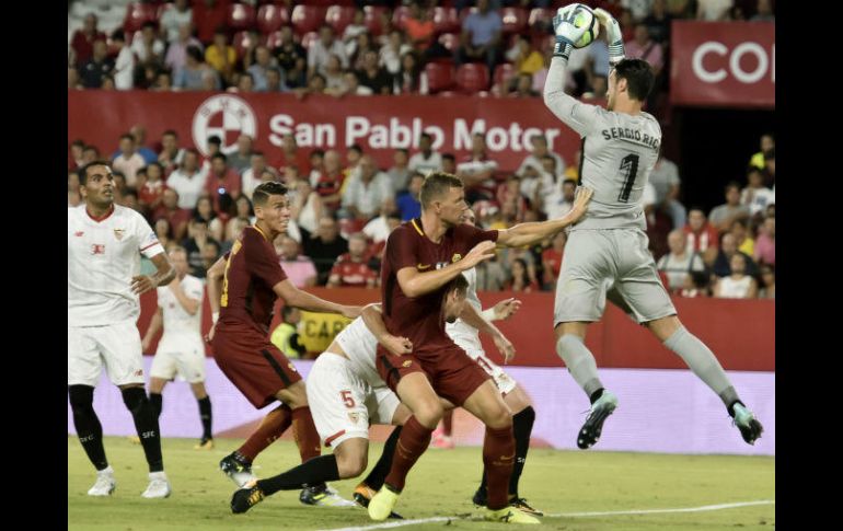 Héctor Moreno fue titular en el esquema del entrenador Eusebio Di Francesco. EFE / R. Caro