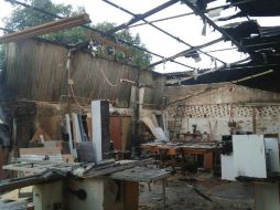 Bomberos de Tlajomulco continuaban con las labores de enfriamento para evitar que el fuego se vuelva a propagar. ESPECIAL /