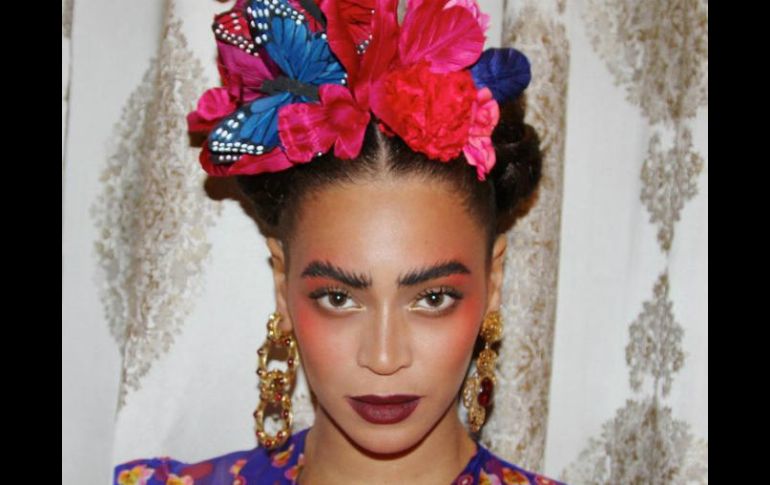 Beyoncé se ha declarado fan de Kahlo e incluso en 2014 se disfrazó de la pintora en Halloween. ESPECIAL / Google