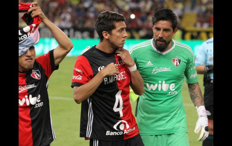 Al salir a la cancha, los Rojinegros portaron camisetas con el número 4 como muestra de apoyo a su capitán. EFE / U. Ruiz