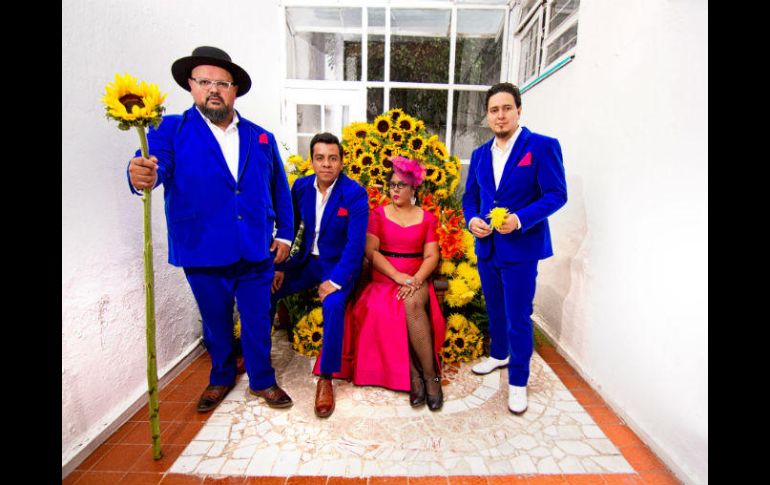 La Santa Cecilia. Su reciente disco fue grabado en plazas y calles de la Ciudad de México. ESPECIAL /