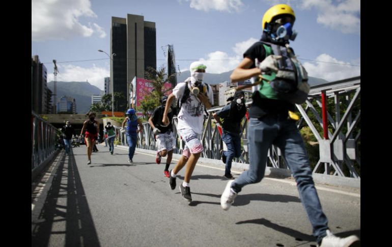 Trump dijo que su Gobierno no descarta una 'opción militar' para resolver el 'lío muy peligroso' que atraviesa Venezuela. AP / A. Cubillos