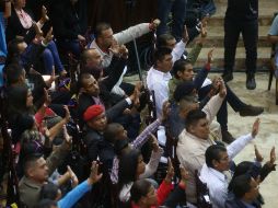 Miembros de la Asamblea Nacional Constituyente votan el adelanto de las elecciones de gobernadores. EFE / AVN