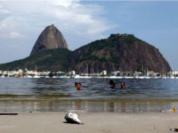 Se llamó a los bañistas a desistir de entrar al mar en la zona contaminada. EFE / ARCHIVO