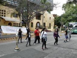 Tras haber interpuesto la queja, un grupo de jóvenes realizó una rutina de ejercicios con música en plena calle. EL INFORMADOR / A. Camacho