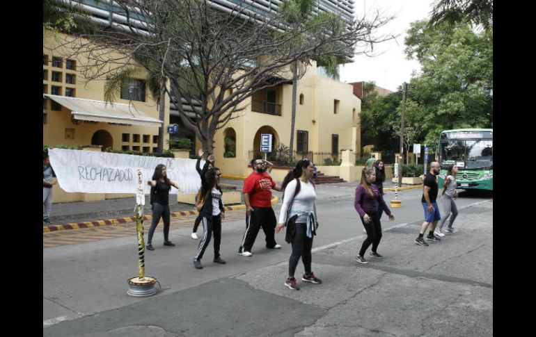 Tras haber interpuesto la queja, un grupo de jóvenes realizó una rutina de ejercicios con música en plena calle. EL INFORMADOR / A. Camacho