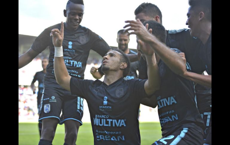 Jugadores del Querétaro celebran su triunfo ante Morelia. MEXSPORT / I. Ortiz
