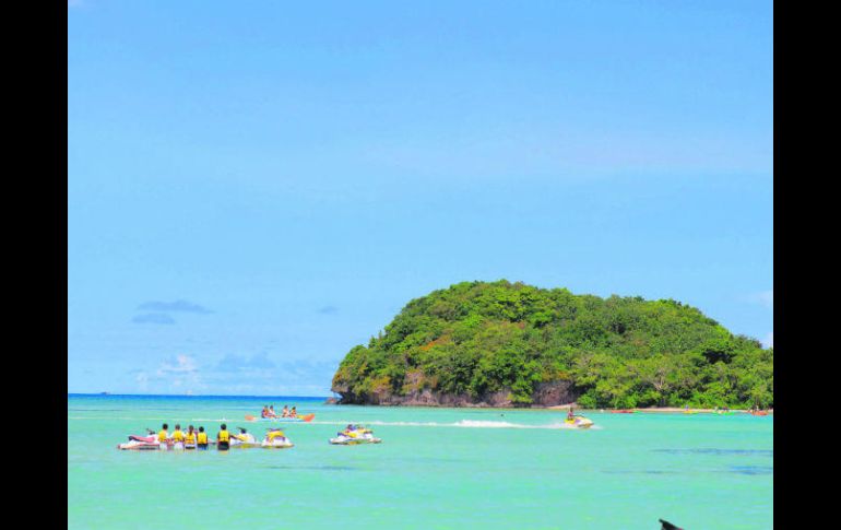 El turismo proporciona a la isla un tercio de sus empleos. AFP /