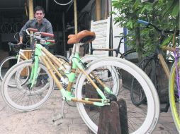 Diego Cárdenas. Este mexicano emprendedor decidió retomar un modelo de bicicleta de 1980 hecho de bambú. EFE /