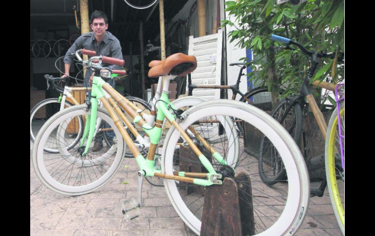 Diego Cárdenas. Este mexicano emprendedor decidió retomar un modelo de bicicleta de 1980 hecho de bambú. EFE /