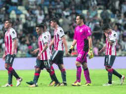 Caras largas. Jugadores del Rebaño salen cabizbajos tras la goleada ante el Monterrey. MEXSPORT /