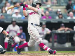 Se vuela la barda. Andrew Benintendi conecta la bola para jonrón productor de tres carreras en la quinta entrada. AFP /