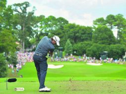 Tercera ronda. Kevin Kisner realiza su tiro de salida en el hoyo 13. AFP /