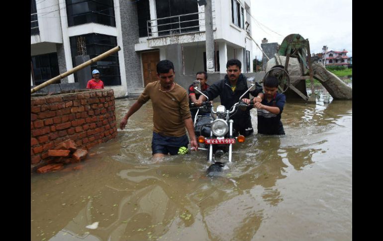 Docenas de poblados permanecen inundados en los distritos más afectados por las lluvias torrenciales. AFP / P. Mathema