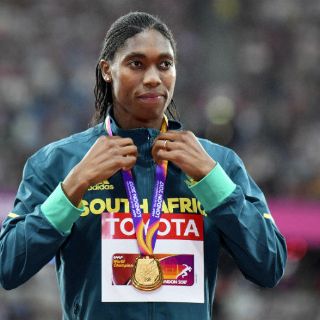 La sudafricana Semenya logra su tercer título mundial