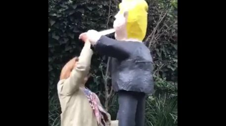 Loaeza recibió en su cumpleaños una piñata con la figura de Trump. TWITTER / @gloaeza
