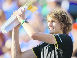 Premiación. Alexander Zverev posa con su trofeo de campeón en el Masters de Montreal. EFE /