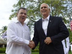 El presidente de Colombia, Juan Manuel Santos, recibe al vicepresidente de EU, Mike Pence, en Cartagena. EFE / C. Carrión