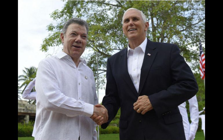 El presidente de Colombia, Juan Manuel Santos, recibe al vicepresidente de EU, Mike Pence, en Cartagena. EFE / C. Carrión