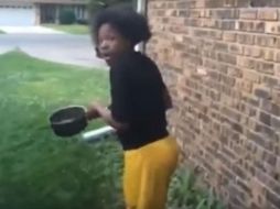 Luego de calentar agua, niña moja a joven causándole quemaduras severas. YOUTUBE /