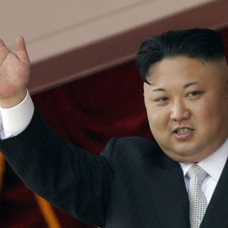 Kim Jong-un examina planes del bombardeo en inmediaciones de Guam