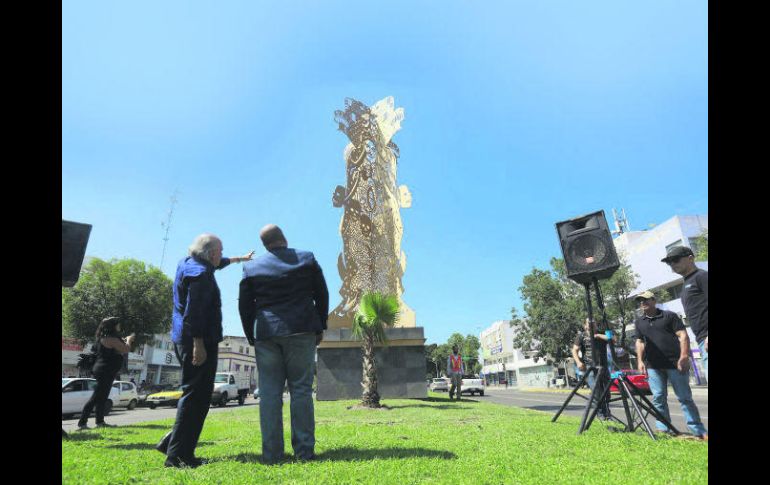 En el cruce de Calzada Federalismo y la calle Hospital la obra fue inaugurada ayer por el artista Ismael Vargas y Enrique Alfaro. EL INFORMADOR / G. Gallo