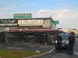 Policías custodian los alrededores de la pizzería afectada; una niña murió tras el hecho y hay trece personas con heridas graves. AFP / S. Brethes