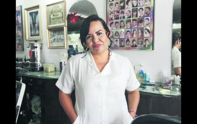 Tania Flores, encargada de una peluquería, asegura que de 10 clientes se fueron siete. EL INFORMADOR / T. Villaseñor
