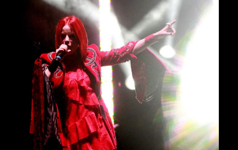 Garbage apareció primero en el escenario, liderados por Shirley Manson, quien lucía un atuendo color rojo, mismo tono que su cabello. NTX / F. Estrada