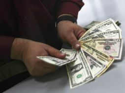 Prevén que el tipo de cambio para este martes podría oscilar entre 17.84 pesos y 17.92 pesos por dólar. NTX / ARCHIVO