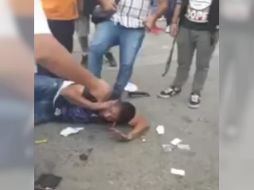 Al final del material el agredido termina en la calle, vistiendo solo ropa interior. YOUTUBE / La Prensa MX