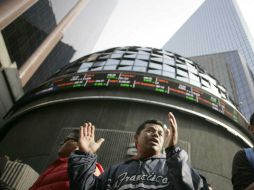 En la sesión se negociaron 218.8 millones de títulos en los mercados global y local. SUN / ARCHIVO