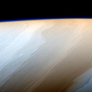 La NASA revela imágenes de nubes onduladas en Saturno
