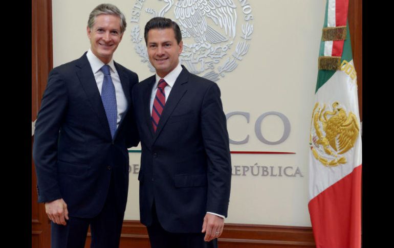 Enrique Peña Nieto junto al gobernador electo del Edomex, Alffredo del Mazo, durante la reunión en Los Pinos. NTX / Presidencia de México