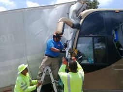 A causa del accidente, el conductor del autobús foráneo quedó prensado dentro de la cabina. ESPECIAL / Bomberos de Zapopan
