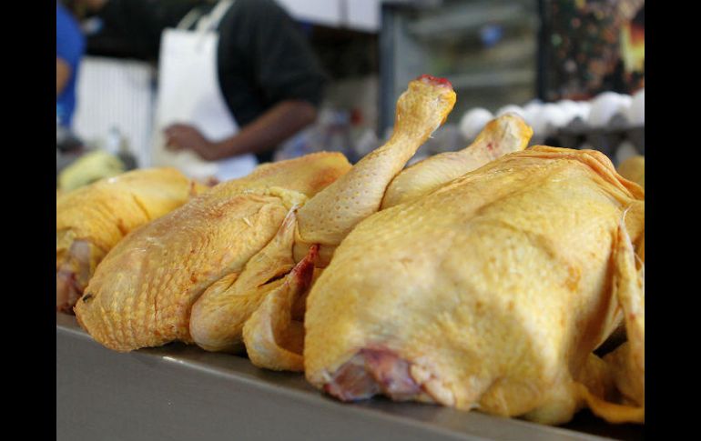 A pesar de que lavar el pollo es una práctica que se realiza por generaciones, se sabe que puede causar infecciones. EL INFORMADOR / ARCHIVO