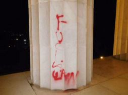 No es la primera vez que este año aparece una pintada en algún monumento del National Mall. ESPECIAL / National Park Service