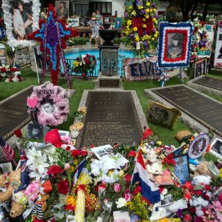 Fans de Elvis se molestan por cobro para visitar su tumba