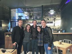 Felices. La banda se dio tiempo para posar con las fanáticas del grupo. ESPECIAL /