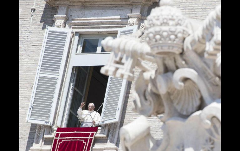 El papa Francisco saluda desde la ventana del palacio apostólico del Vaticano, antes de rezar el Ángelus. EFE / C. Peri