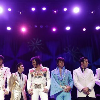 Imitadores de Elvis Presley le rinden tributo