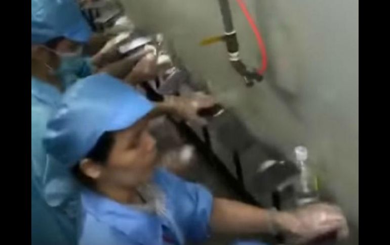 Mujeres trabajan en fábrica taiwanesa en la creación de Iphone 8. YOUTUBE / Slashleaks