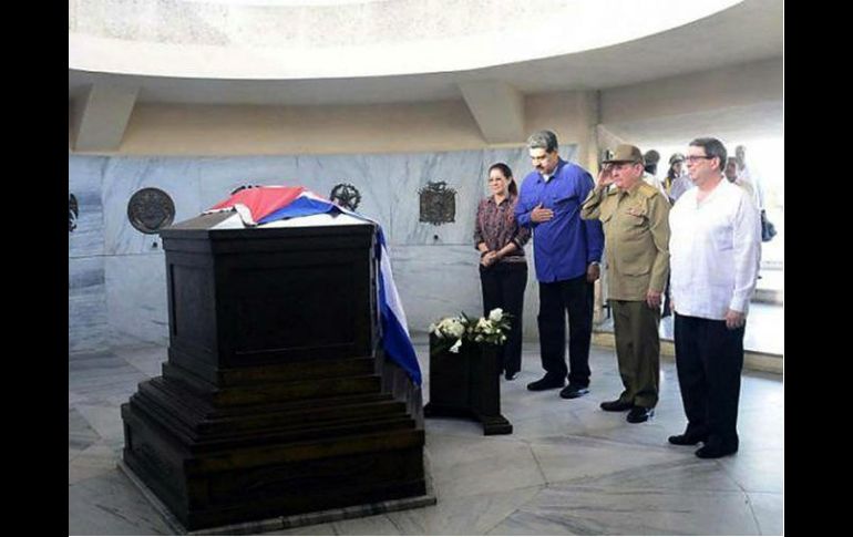 En ambos sepulcros, el mandatario venezolano deposita rosas blancas y presencia el cambio de la guardia de honor. AFP /