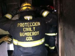 Después de la revisión preventiva los bomberos permitieron que los trabajadores reingresaran a las oficinas. ESPECIAL / Bomberos de Guadalajara