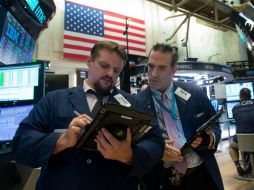 Wall Street terminó al alza tras una sesión marcada por la disolución de dos consejos de asesores de Trump. AFP / B. Smith