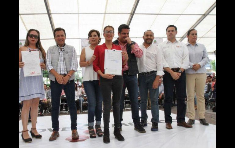 La titular de la Sedatu, Rosario Robles, junto al gobernador del Estado, Aristóteles Sandoval Díaz, hizo entrega de 29 certificados. TWITTER / @Rosario_Robles_