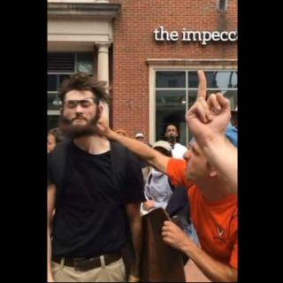 Golpean a estadounidense por hacer saludo nazi en Alemania