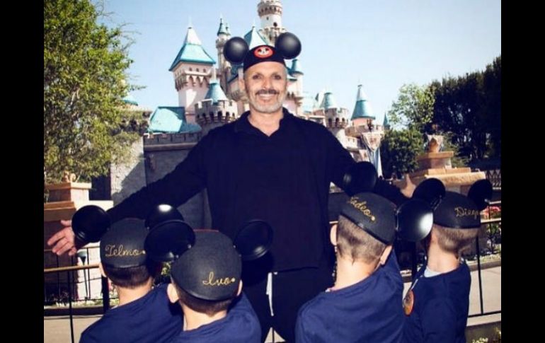 Bosé aceptó la invitación para figurar como imagen comercial de Disneyland pero exigió que a sus hijos no se les viera la cara. INSTAGRAM / miguelbose