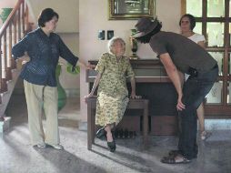 Testimonio. El director con una de las personas entrevistadas para el documental. ESPECIAL /